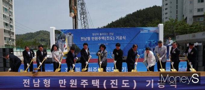 김영록 전라남도지사(왼쪽 여섯번째)가 24일 진도읍 남동리 전남형 만원주택 사업부지에서 주요 내빈들과 '전남형 만원주택' 기공을 축하하는 시삽을 하고 있다./홍기철기자