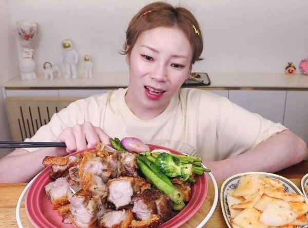 유튜버 입짧은햇님이 세컨하우스로 사용하는 2층짜리 전원주택을 공개했다. 사진은 먹방 중인 유튜버 '입짧은햇님'의 모습. /사진=유튜브 채널 '입짧은햇님' 캡처