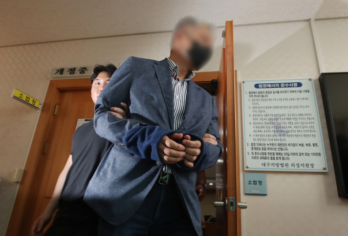  '경북 산불'을 유발해 산림보호법상 실화 혐의를 받는 50대 성묘객이 24일 오후 대구지방법원 의성지원에서 열린 구속 전 피의자 심문(영장실질심사)을 마친 뒤 법정을 나서고 있다./사진제공=뉴스1
