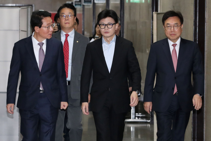 한동훈 국민의힘 대표(가운데)와 김상훈 정책위의장(왼쪽), 서범수 사무총장이 지난해 11월 오전 서울 여의도 국회에서 열린 국방·외교 현안관련 긴급 점검회의에 참석하는 모습. /사진=뉴수1