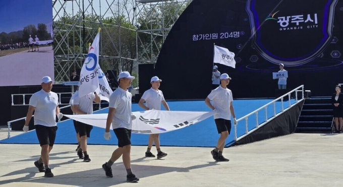 제15회 경기도장애인체육대회 개막식이 24일 경기도 가평 자라섬 중도에서 열린 가운데 태극기가 무대 앞으로 이동되고 있다.  /사진제공=가평군
