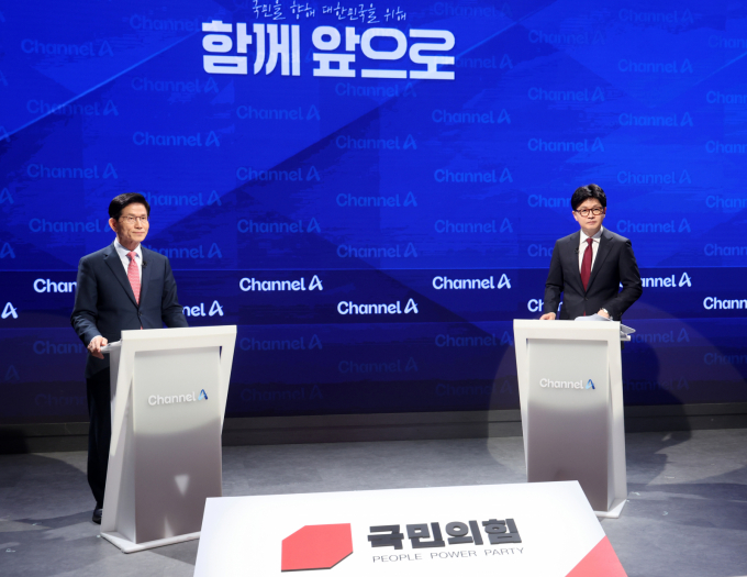 제21대 대통령 선거 국민의힘 2차 경선 진출자인 김문수(왼쪽), 한동훈(오른쪽) 후보가 24일 서울 종로구 동아미디어센터 채널A 오픈스튜디오에서 열린 2차 경선토론회 1:1 맞수 토론에 앞서 정면을 응시하고 있다. /사진=국회사진기자단