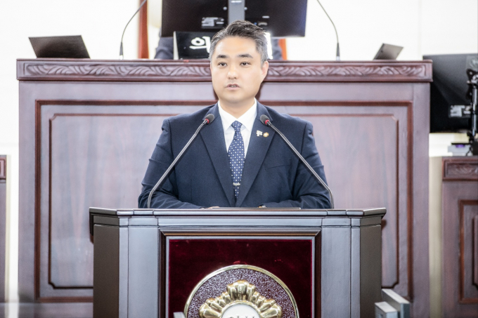  김상균 화성특례시의원이 24일 열린 제241회 화성시의회 임시회 중 제2차 본회의에서 '화성시 전기자동차 사용 후 배터리 산업 육성 조례'에 대해 설명하고 있다. /사진제공=화성특례시의회