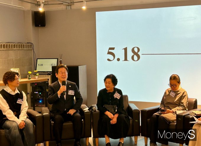 이재명 후보는 12·3 비상계엄 사태 당시 시민들의 자발적인 저항과 대응이 민주주의를 지켜낸 또 하나의 역사였다고 강조했다.사진은 24일 오후 광주 동구 전일빌딩 245에서 이재명 더불어민주당 대선 경선 후보(왼쪽에서 2번째)가 '대한민국 민주화를 이끈 시민들'을 주제로 열린 간담회에서 발언하는 모습. /사진=김성아 기자