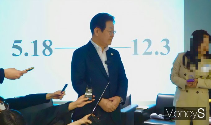  간담회를 마친 뒤 취재진과 만난 자리에서도 이 후보는 5·18 정신의 헌법 전문 수록 필요성과 헌법 개정의 필요성을 재차 강조했다. 사진은 이재명 더불어민주당 경선 후보가 기자들의 질문에 답하는 모습. /사진=김성아 기자