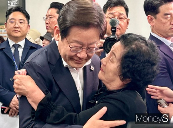 이재명 더불어민주당 대선 경선 후보가 24일 오후 광주 동구 전일빌딩 245에서  '대한민국 민주화를 이끈 시민들'을 주제로 열린 간담회에 참석했다. 사진은 24일 오후 광주 동구 전일빌딩 245에서 이재명 더불어민주당 대선 경선 후보가 고(故) 문재학 열사의 어머니 김길자 씨와 포옹하고 있는 모습. (문재학 열사는 노벨문학상을 수상한 한강 작가의 소설 '소년이 온다' 소설의 주인공) /사진=김성아 기자