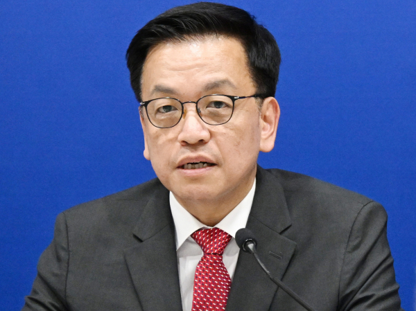 한미가 관세 부과 폐지 등을 목적으로 한 '7월 패키지'를 추친하기로 뜻을 모았다. 사진은 최상목 부총리 겸 기획재정부 장관이 지난 24일(현지시각) 미국 워싱턴D.C. 주미대사관에서 한·미 2+2 통상협의 관련 합동브리핑을 하고 있는 모습. /사진=뉴스1(기획재정부 제공)