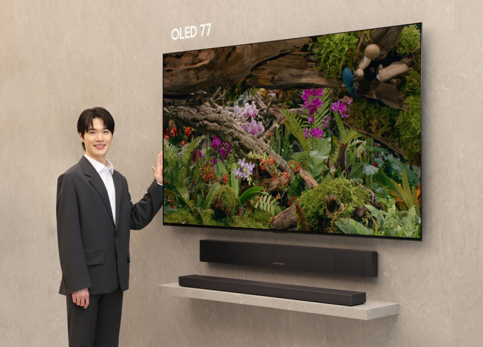 삼성전자 모델이 7일 삼성 강남에서 진행된 'Unbox & Discover 2025' 행사에 2025년형 삼성 OLED를 소개하고 있다. /사진=삼성전자