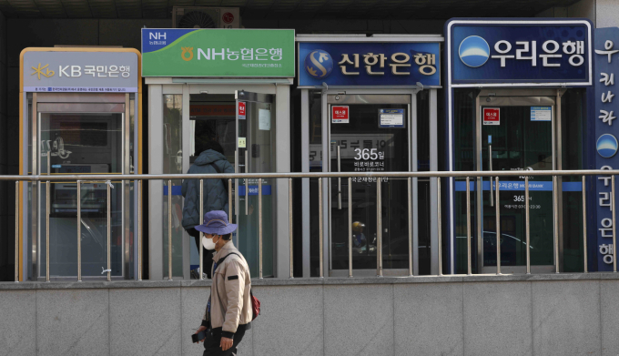 서울 시내의 한 거리에 시중은행 ATM기계가 놓여 있다./사진=뉴시