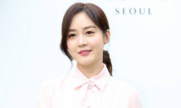  그룹 핑클 출신 성유리가 남편 안성현 구속 4개월여 만에 홈쇼핑 복귀를 예고했다. 사진은그룹 핑클 출신 성유리가 배우 이정현 결혼식에 참석한 모습. /사진=머니투데이