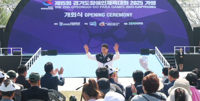 김진경 경기도의회 의장이 지난 24일 경기도장애인체육대회 개회식에 참석, 선수들과 관계자들에게 인사하는 모습. 사진제공=경기도의회