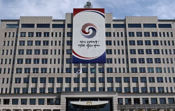 대통령 경호처가 올해 직원들의 생일 선물용 상품권을 구입하는데 4000만원이 넘는 혈세를 사용했다. 사진은 용산 대통령실 청사 모습. /사진=뉴스1