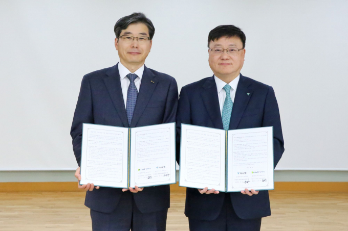 오은식 기보 호남지역본부장(왼쪽)과 우승구 하나은행 호남영업그룹 부행장이 업무협약 후 기념촬영을 하고 있다./사진=기보