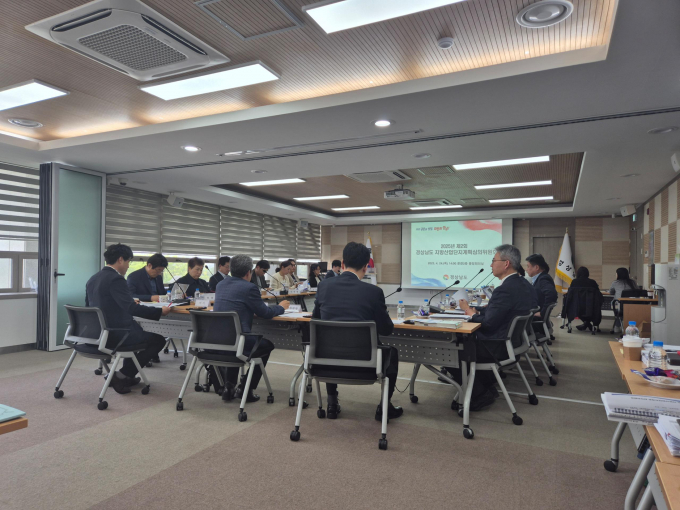 24일 경남도청 중앙회의실에서 열린 '2025년 제 2회 지방산업단지계획심의위원회' 모습./사진=경남도