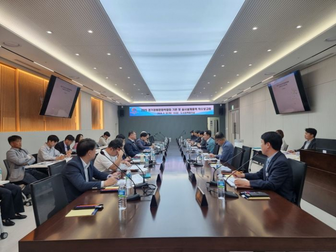 정장선 평택시장(우측 오른쪽 3번째)과 전문가 자문위원, 평택시 관계부서, 경기도 정원산업과 등 50여 명이 참석한 가운데 시청에서 지난 23일에 2025년 경기정원문화박람회 행사대행 용역 착수보고회를 가졌다. / 사진제공=평택시