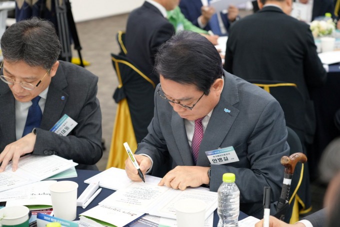 안병길 해진공 사장이 윤리경영 서약서에 서명하고 있다./사진=해진공