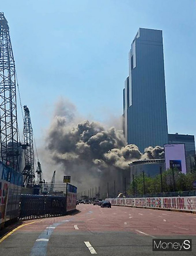 25일 서울 강남 코엑스 인근에서 검은 연기가 발생했다. /사진=독자제공