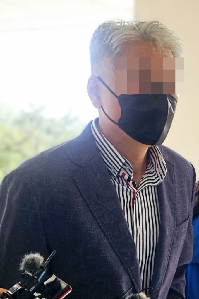'경북 산불' 실화 혐의를 받는 A(50대)씨가 24일 구속 전 피의자 심문(영장실질심사)을 받고 대구지법 의성지원 법정을 나오고 있다./사진제공=뉴시스