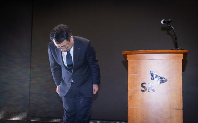 유영상 SK텔레콤 대표가 25일 진행된 고객보호 조치 강화 설명회에서 고객들에게 사과하고 있다. /사진=SK텔레콤