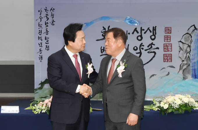 강기윤 한국남동발전 사장(왼쪽)과 이승화 산청군수가 제2양수발전소 유치 협약을 체결한 뒤 악수를 하고 있다./사진=산청군