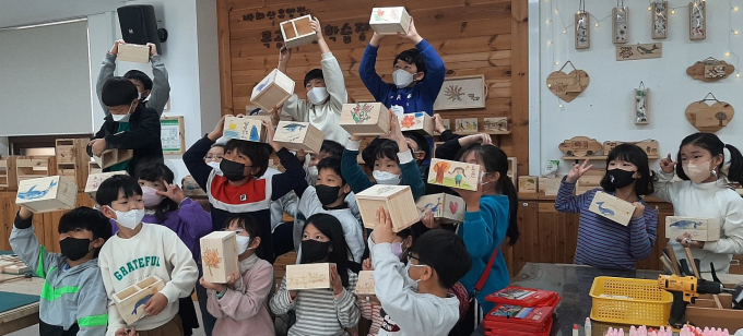 의왕시 바라산자연휴양림 목공체험 모습.