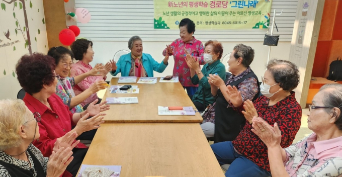 안양시 아크로타워 경로당 어르신들이 그린나래 평생학습교육을 받는 모습.