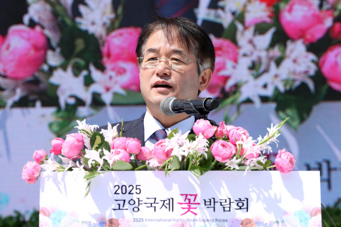 이동환 고양시장이 25일 일산호수공원 수변무대에서 열린 '2025고양국제꽃박람회' 개막식에서 축사를 하고 있다. /사진제공=고양특례시