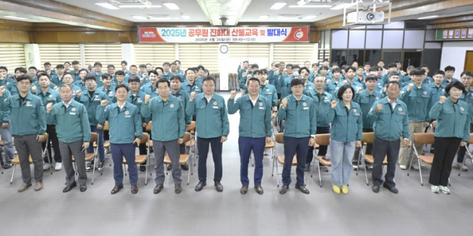 '공무원 진화대' 발대식을 마치고 공무원 진화대와 군의원 · 손종석 군의회 의장(왼쪽에서 다섯번째) · 최영일 군수(왼쪽에서 여섯번쨰)등이 기념촬영을 하고있다./사진=순창군