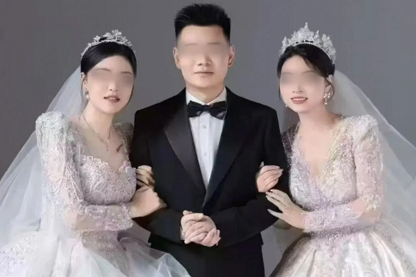 2명의 여성과 결혼한다며 청첩장을 돌린 중국의 한 남성이 결국 결혼식을 하지 못했다. 사진은 2명의 여성과 결혼한다며 청첩장을 돌린 남성의 모습. /사진=SCMP 캡처