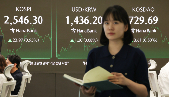 국내 증시가 25일 상승 마감했다. 사진은 이날 서울 중구 하나은행 본점 딜링룸 전광판. /사진=뉴스1