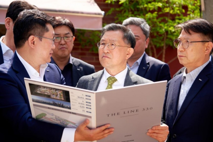 정경구 HDC현대산업개발 대표이사가 24일 용산 정비창 전면1구역 재개발 사업지 현장을 직접 방문했다. 사진은 정경구 HDC현대산업개발 대표이사가 24일 용산정비창 전면1구역 재개발 사업지 현장을 방문해 설명을 듣는 모습. /HDC현대산업개발 제공