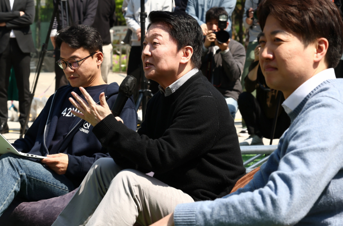 안철수 국민의힘 대선 경선 후보가 25일 경기 성남시 판교역 인근 광장에서 열린 '미래를 여는 단비토크, Ai 기술패권시대 대한민국 미래를 말하다'에서 발언하고 있다. / 사진=뉴스1 김민지 기자 /사진=(성남=뉴스1) 김민지 기자