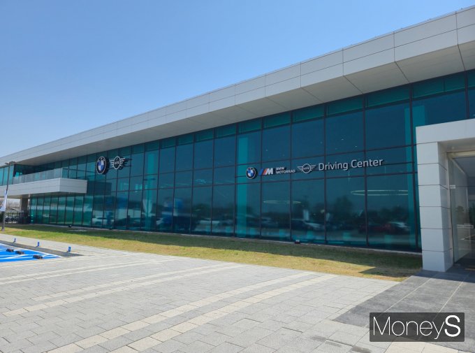 인천 영종도에 위치한 BMW 드라이빙센터는 트랙과 고객 체험 시설이 한곳에 모인 자동차 복합문화공간이다./사진=김이재 기자