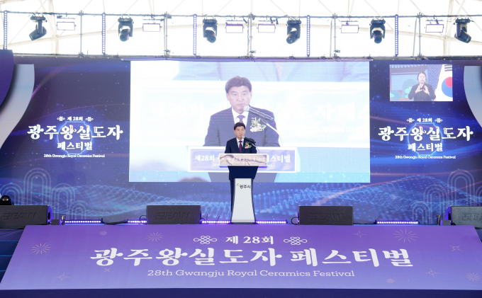  방세환 광주시장이 소병훈·안태준 국회의원, 허경행 시의회 의장, 자오칭원 중국 쯔보시장, 최재형 보은군수 등 국내외 주요 인사와 교류도시 사절단, 도예인, 시민 등 1000여 명이 참석한 가운데 25일 곤지암도자공원에서 제28회 광주왕실도자페스티벌' 개막을 알리는 개막을 선언하고 있다. / 사진제공=광주시 