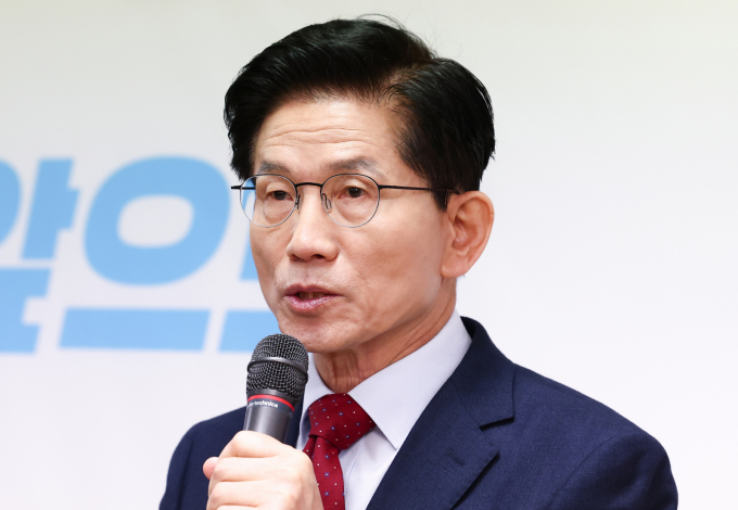 김문수 국민의힘 대선 경선 후보가 25일 서울 여의도 선거사무소에서 공동주택 층간소음 방지 의무화 공약 발표 기자회견을 하고 있다. / 사진=뉴스1 김민지 기자  