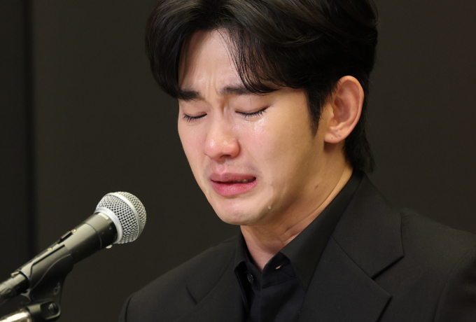  배우 김수현이 지난달 31일 오후 서울 마포구 스탠포트호텔에서 긴급 기자회견을 열고 고(故) 김새론이 미성년자일 때부터 교제했다는 의혹을 비롯한 각종 논란에 대해 입장을 밝히고 있다. /사진=뉴스1