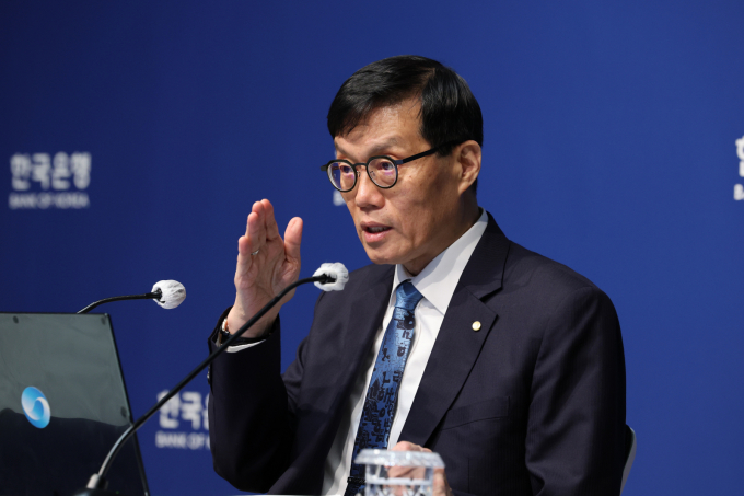 이창용 한국은행 총재가 미국과 중국의 갈등이 해결되지 않으면 상호관세를 낮춰도 별다른 효과가 없을 것이라고 우려를 표했다. 이창용 한국은행 총재가 지난 17일 서울 중구 한국은행에서 열린 통화정책방향 기자간담회에서 발언하고 있다. /사진=뉴스1 