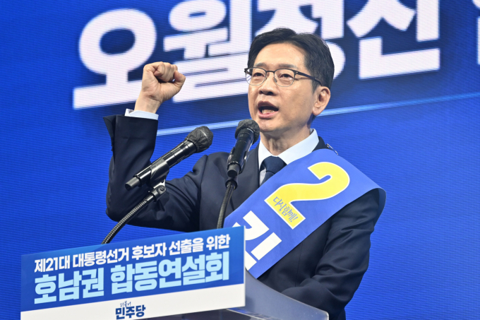 김경수 더불어민주당 대선 경선후보가 26일 오후 광주 서구 김대중컨벤션센터에서 열린 더불어민주당 21대 대통령선거 후보자 선출을 위한 호남권 합동연설회에서 정견 발표에 나서고 있다. / 사진=뉴시스 이영주 기자