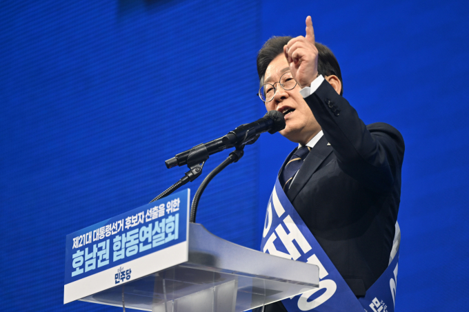 이재명 더불어민주당 대선 경선후보가 26일 오후 광주 서구 김대중컨벤션센터에서 열린 더불어민주당 21대 대통령선거 후보자 선출을 위한 호남권 합동연설회에서 정견 발표에 나서고 있다. / 사진=뉴시스 이영주 기자 