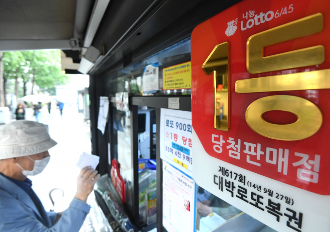 26일 제1169회 로또 1등 당첨번호 '5·12·24·26·39·42'이며 보너스 번호는 '20'이다. /사진=장동규 기자 