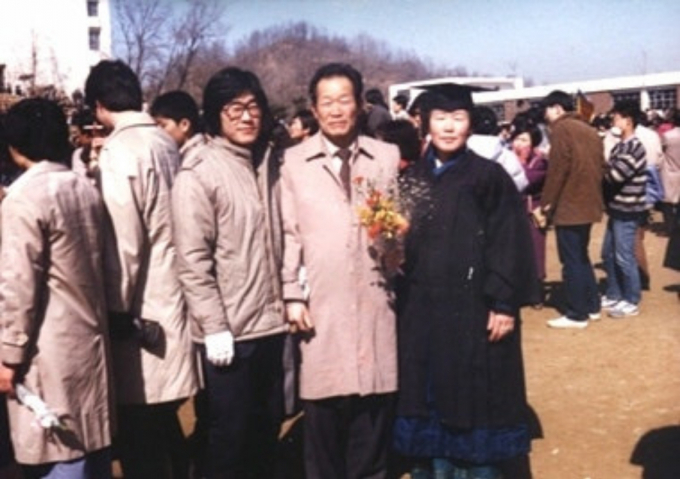 이재명은 일당을 받지 못한 일용직 노동자와 부당한 대우를 견뎌야 했던 여공, 가정폭력에 시달리는 부녀자들의 사연을 듣는 순간이면 자신의 소년공 시절이 떠올라 결코 남의 일처럼 들리지 않았다. 사진은 이재명이 1986년 2월 중앙대 졸업식에서 아버지(가운데), 어머니(오른쪽)와 사진을 찍는 모습. /사진=이재명 블로그 캡처
