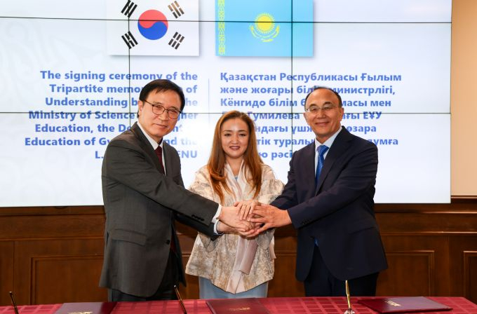 임태희 경기도교육감이 4월 26일(현지시간) 카자흐스탄 아스타나시에 있는 유라시아국립대에서 카자흐스탄 과학고등교육부, 유라시아국립대학교와 업무협약(MOU)을 체결한 뒤 기념촬영을 하고 있다. / 사진제공=경기도교육청
