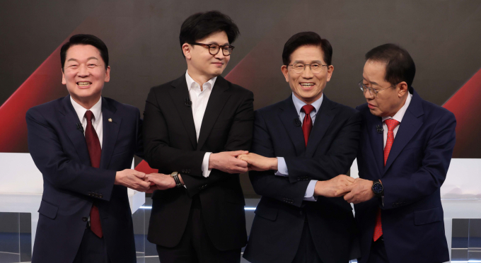  국민의힘이 대선 2차 경선에 돌입한 가운데 후보들은 당원과 지지층의 표심을 잡기 위해 적극적인 행보를 이어가고 있다. 사진은 지난 26일 서울 중구 매경미디어센터에서 열린 국민의힘 대통령 선거 제2차 경선 후보자 토론회에서 후보들이 기념 촬영을 위해 손을 맞잡은 모습. 왼쪽부터 안철수, 한동훈, 김문수, 홍준표 후보. /사진=뉴스1(국회사진취재단)