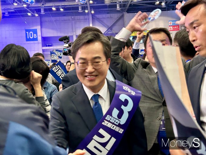김동연 후보는 "지금의 경제위기와 싸워 반드시 이기겠다"고 강조했다. 사진은 김동연 후보가 27일 경기 고양시 일산 서구 킨텍스서 지지자들과 인사하는 모습. /사진=김성아 기자