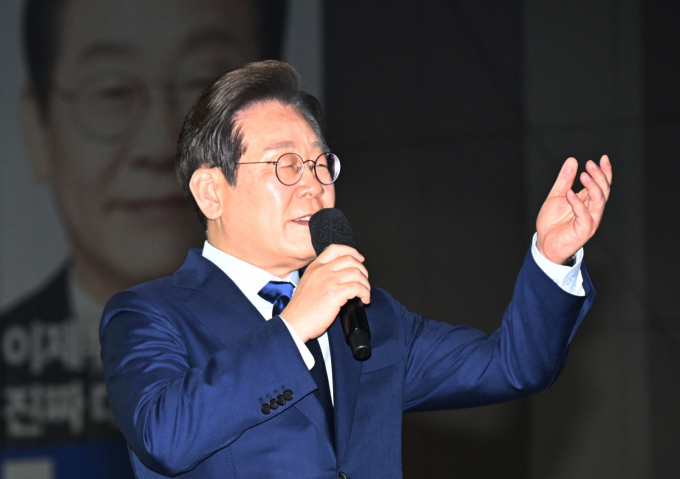 90%에 육박하는 역대 최고 득표율로 '대선 후보 대관식'을 마친 이재명 더불어민주당 후보가 본격적인 대선 일정에 돌입했다. 사진은 지난 27일 경기 고양시 킨텍스에서 열린 수도권·강원·제주 합동연설회에서 수락연설에 나선 21대 대선 더불어민주당 후보로 선출된 이재명 후보. /사진=뉴스1