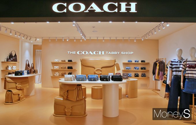 광주신세계 본관 2층에 문을 연 뉴욕 익스프레시브 럭셔리 브랜드 '코치(COACH)' 팝업 매장/사진=광주신세계 제공.