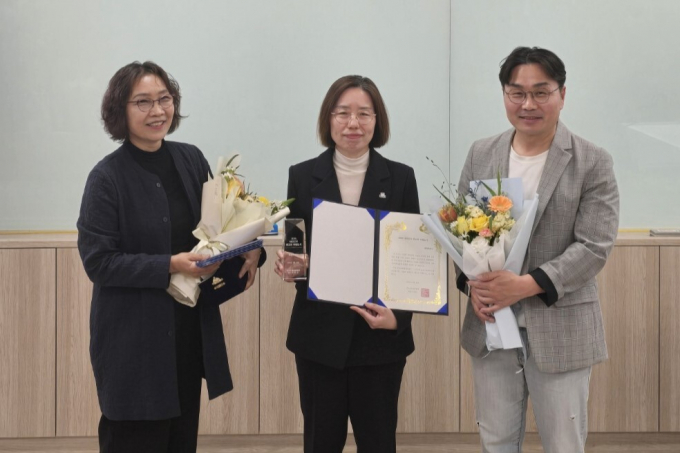 지난 26일 한국유통경영학회로부터 대한민국 최고 여행도시로 선정된 화성시 관계자들이 기념촬영을 하고 있다. /사진제공=화성특례시