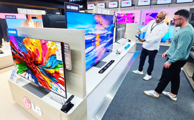 LG전자가 2025년형 LG QNED TV를 본격 출시하며 프리미엄 TV 시장에서 리더십을 확대한다. 독일 프랑크푸르트 지역에 위치한 가전 매장인 '미디어 마크트' 직원이 고객에게 LG QNED TV의 AI 기능에 대해 설명한 모습. /사진=LG전자