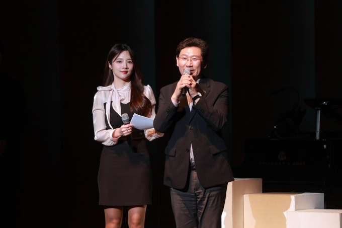 이상일 용인특례시장은 26일 용인포은아트홀에서 열린 ‘용인시립소년소녀합창단 제45회 정기연주회’에 참석해 합창단의 무대를 축하고 시민들과 함께 공연을 관람했다. /사진제공=용인특례시