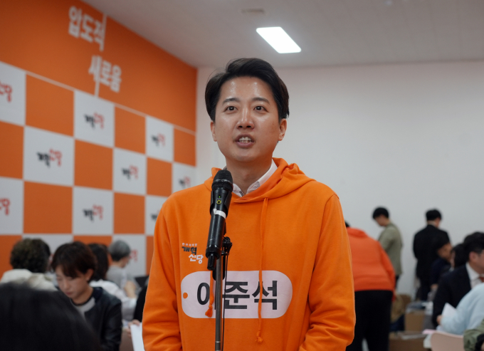 이준석 개혁신당 대선 후보가 28일 주 4일 근무제 등에 대한 의견을 밝혔다. 사진은 지난 27일 서울 강남구 캠프 사무실에서 열린 홍보물 봉입 행사에 참석한 이 후보. /사진=이준석 캠프